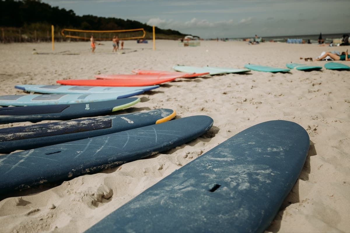 Deski surfingowe na plaży w Jastarni — półkolonie GoFully