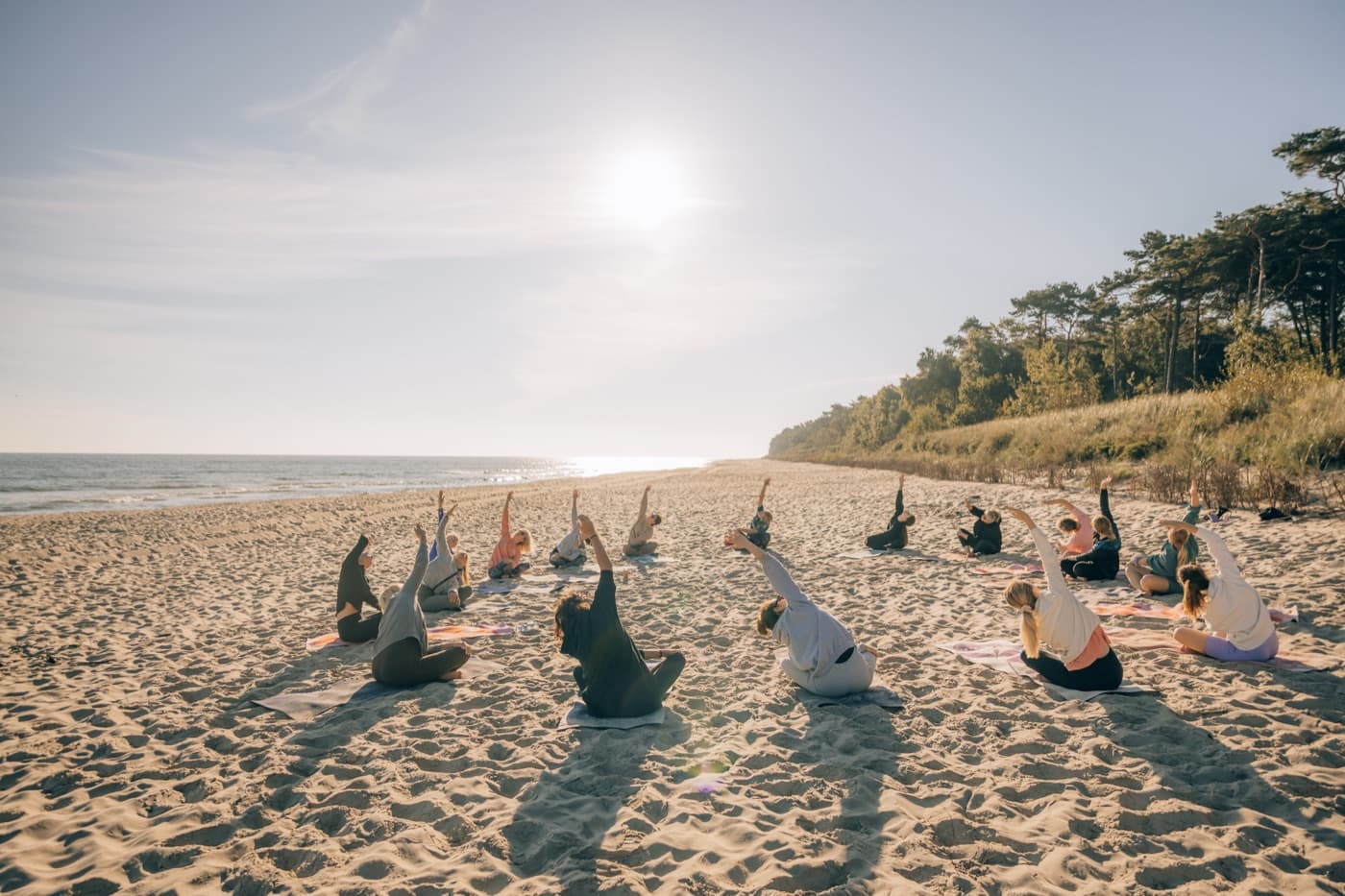 Półkolonie Surf & Skate GoFully — zajęcia na plaży w Jastarni